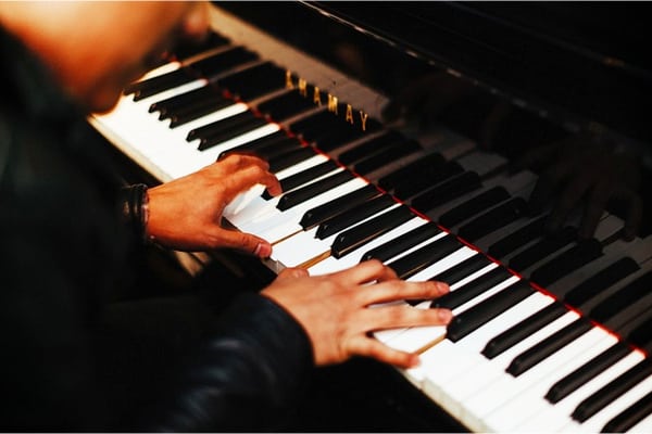 Motivos por los que tocar el piano es benéfico